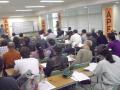 開く